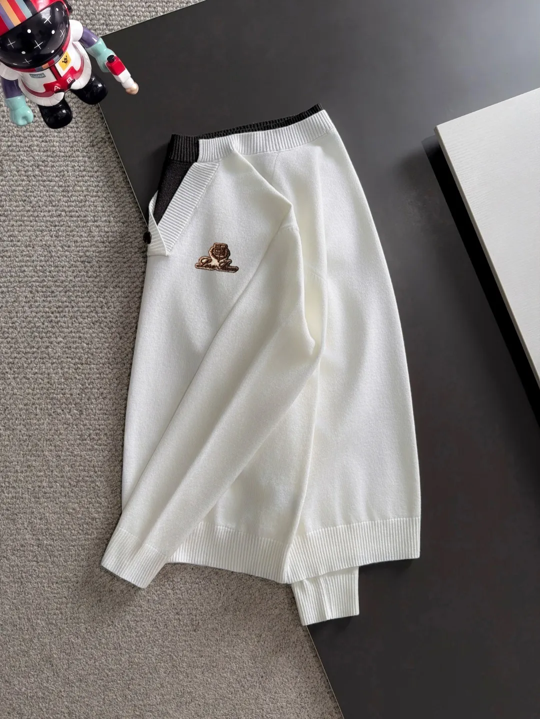 Next day shipping LP 2041 Autumn and Winter latest sweaters from the official website, on sale at the counter at the same time Hot Sale! Specially made of wool blended fabric. It feels comfortable and can be directly in contact with the skin. The logo badge is exquisitely embroidered, which is extremely eye-catching! The details highlight the fashionable charm of big brands. Exquisite workmanship. Three-dimensional cutting style. The wearing effect is invincible and handsome! All three standards are complete! Sizes:M-3XL